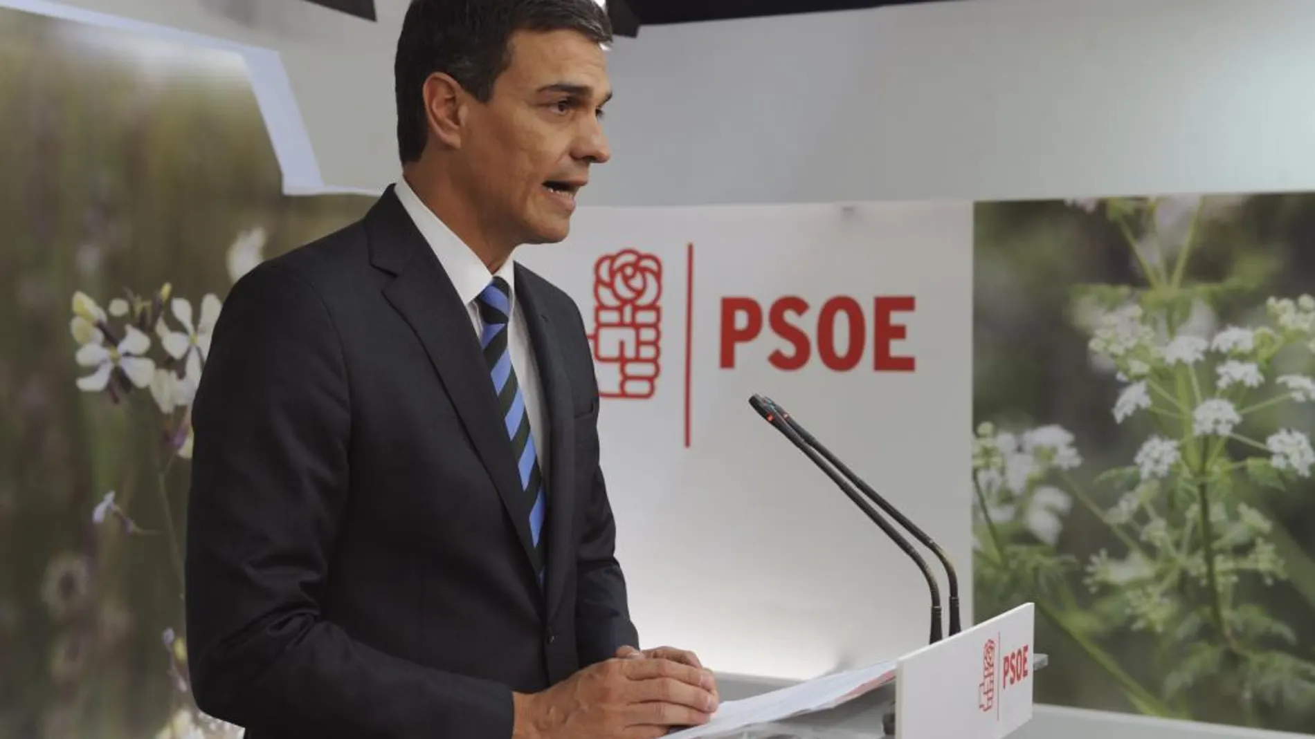Fotografía facilitada por el PSOE, de su secretario general, Pedro Sánchez, durante una declaración institucional en la sede socialista de Ferraz