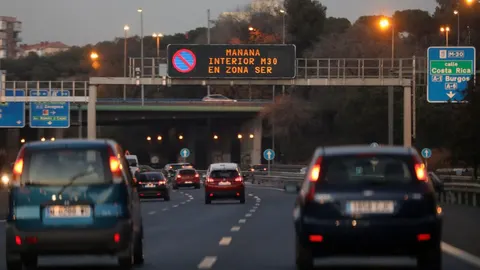 Los vehículos sin la pegatina de la DGT no podrán circular con altos niveles de NO2