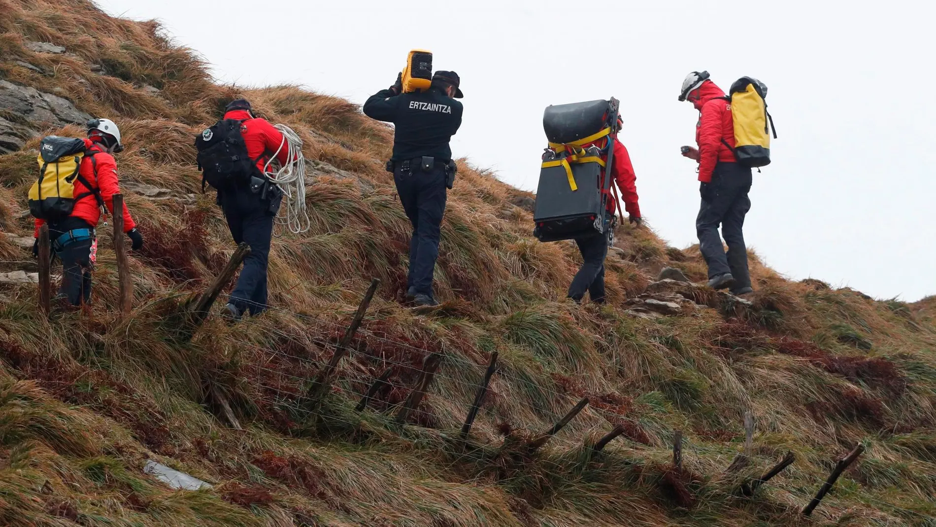 Los equipos de rescate han encontrado el cuerpo de uno de los tripulantes de la avioneta que se ha estrellado en el monte Ernio/Foto: Efe