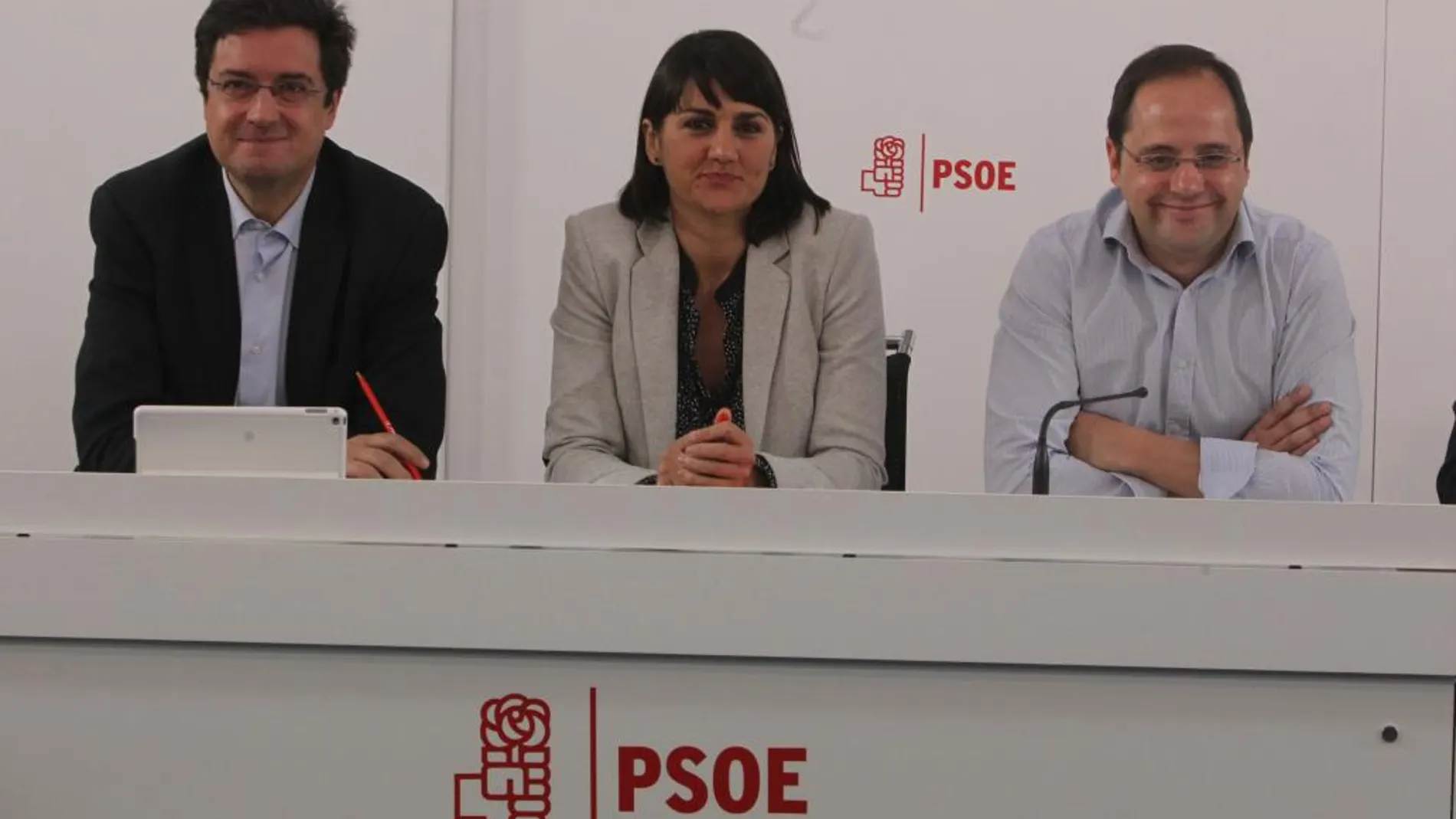 María González Veracruz, junto a César Luena y Oscar López