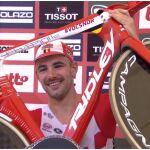 Campenaerts posa con la bici con la que superó el récord de la hora