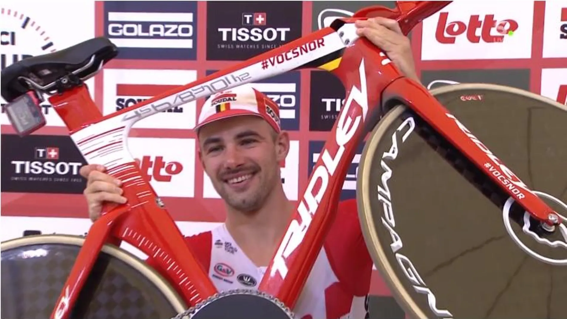 Campenaerts posa con la bici con la que superó el récord de la hora