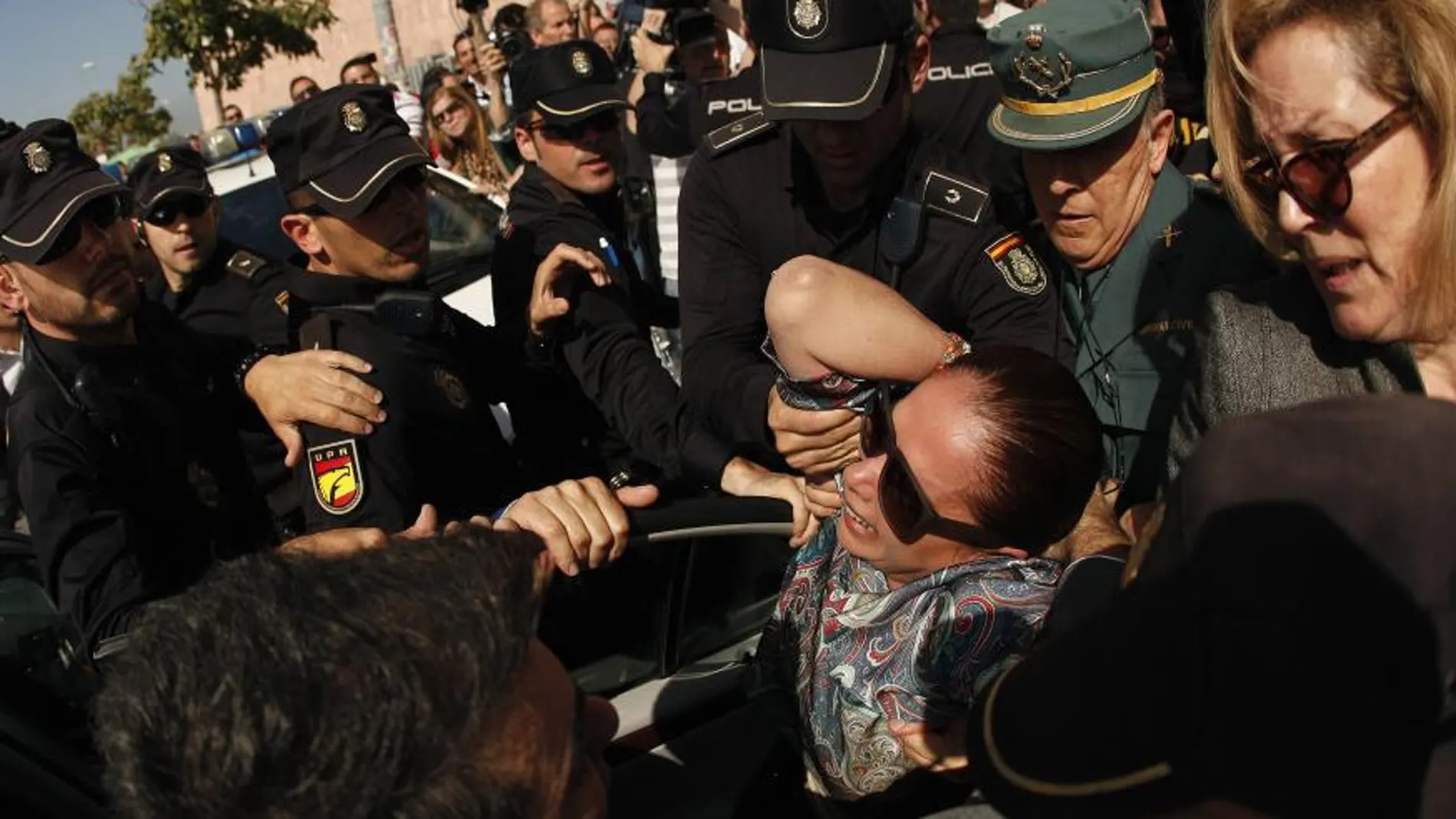 Isabel Pantoja ha sido zarandeada por las personas que se encontraban en la puerta del juzgado
