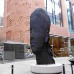 El artista Jaume Plensa ha cedido a la ciudad de Barcelona, en depósito gratuito y temporal por un periodo de ocho años renovable, la escultura "Carmela"(en la imagen)