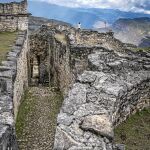 Una gigantesca muralla, que alcanza los 30 metros de altura por 580 de largo nos da la bienvenida. Es la gran barrera pétrea que protege a Kúelpap