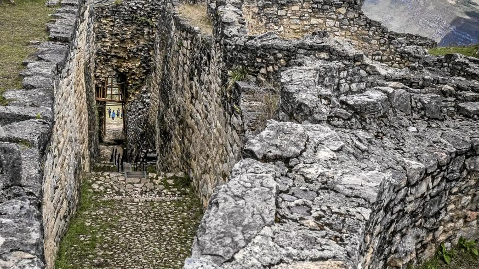 Una gigantesca muralla, que alcanza los 30 metros de altura por 580 de largo nos da la bienvenida. Es la gran barrera pétrea que protege a Kúelpap