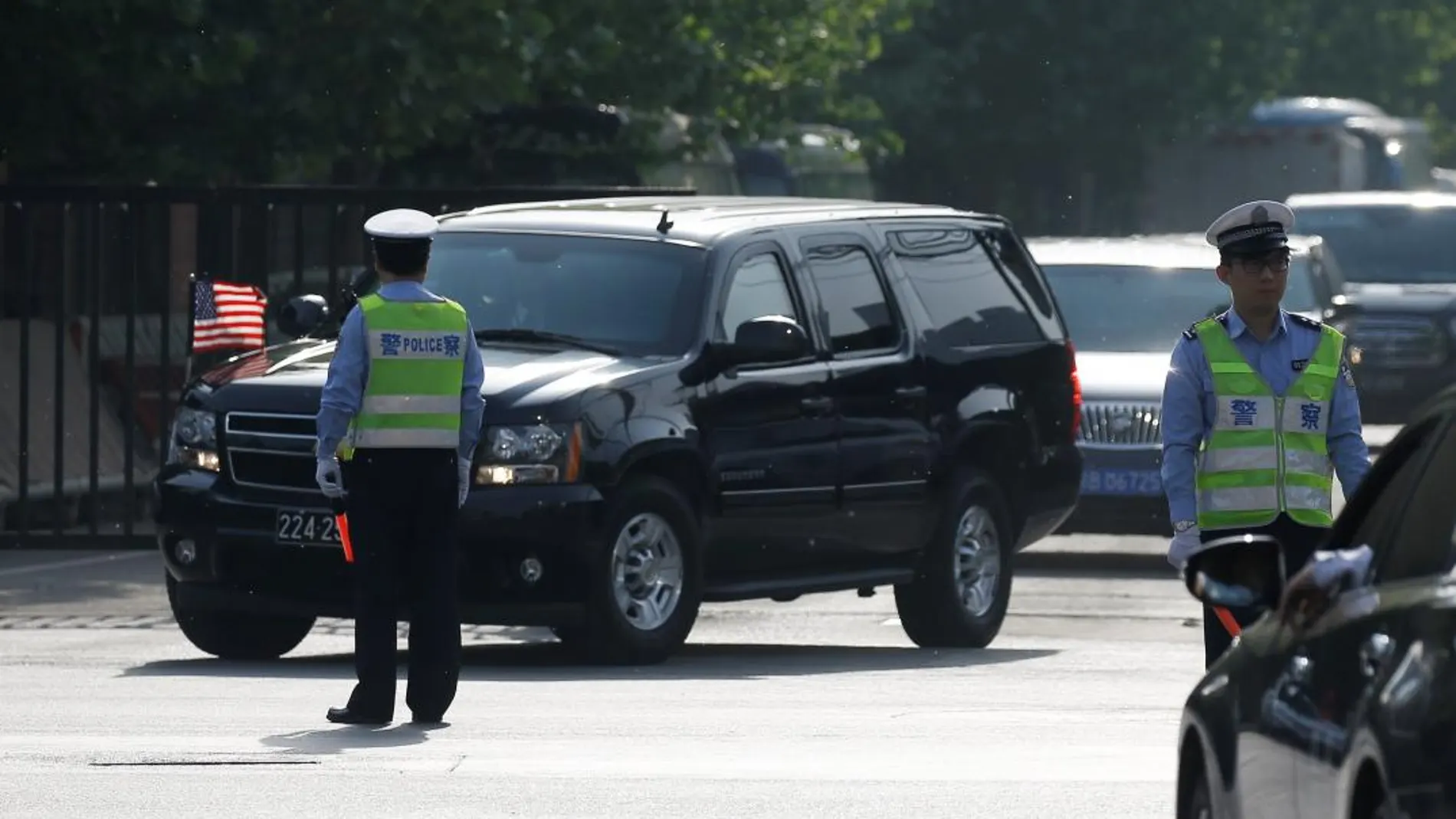 Una comitiva abandona la embajada estadounidense después de que funcionarios de EE. UU. mantuvieran conversaciones comerciales con homólogos chinos, en Beijing / Reuters