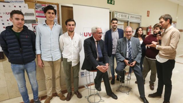 Juan Carlos Aparicio y Jesús Quijano con varios alumnos participantes en el coloquio celebrado en Valladolid