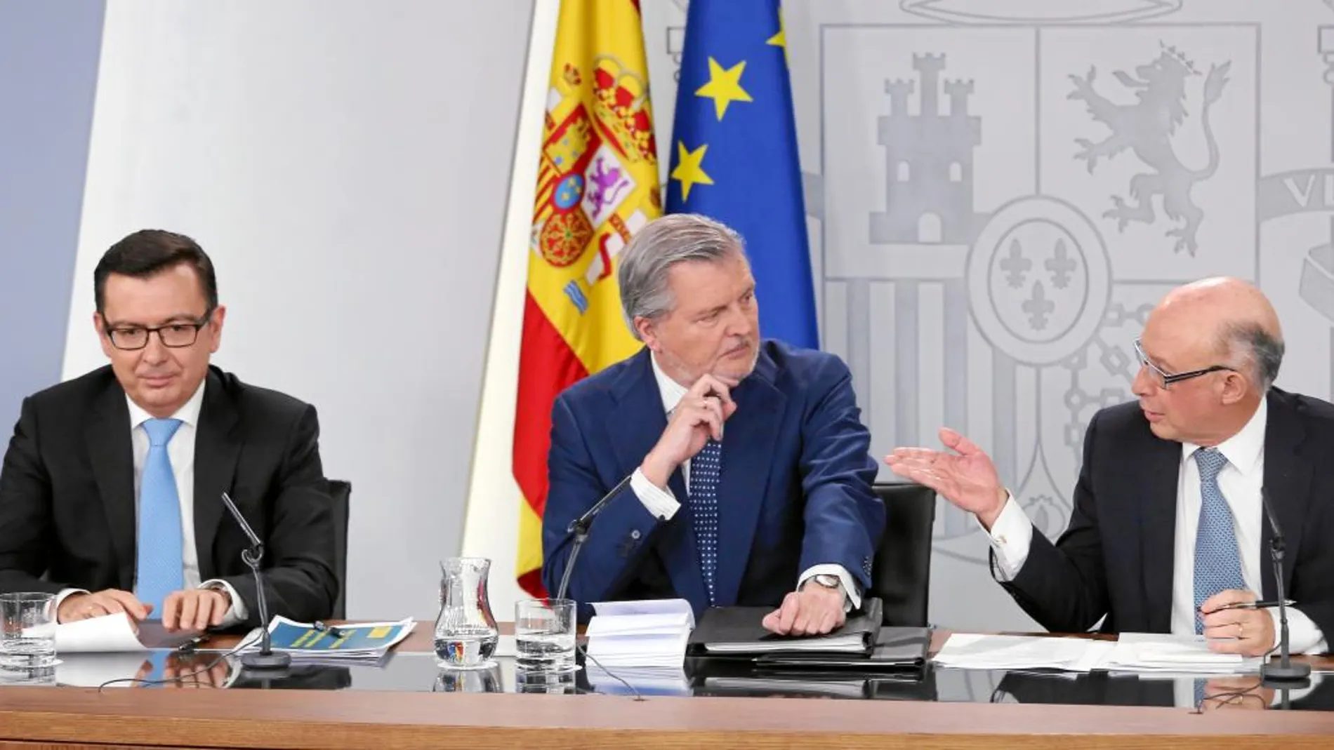 Román Escolano, Íñigo Fernández de Vigo y Cristóbal Montoro presentaron ayer los Presupuestos Generales del Estado para 2018