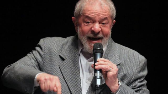 Fotografía de archivo fechada el 10 de julio de 2017 que muestra al expresidente de Brasil Luiz Inacio Lula da Silva durante el lanzamiento del museo digital "Memorial de la Democracia"