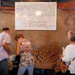Venezolanos buscan alimentos de primera necesidad en un mercado en Caracas, ayer