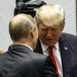 Trump y Putin hablan durante la cumpre Asia-Pacífico el pasad novimebre en Vietnam. Reuters