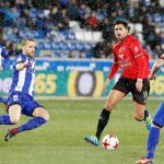 El delantero del Formentera Juan Antonio Sánchez avanza con el balón entre Víctor Laguardia y Alexis Ruano, del Deportivo Alaves, durante el partido de vuelta de octavos de final de la Copa del Rey