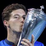 El tenista español besa el trofeo tras vencer en la final del torneo de Moscú