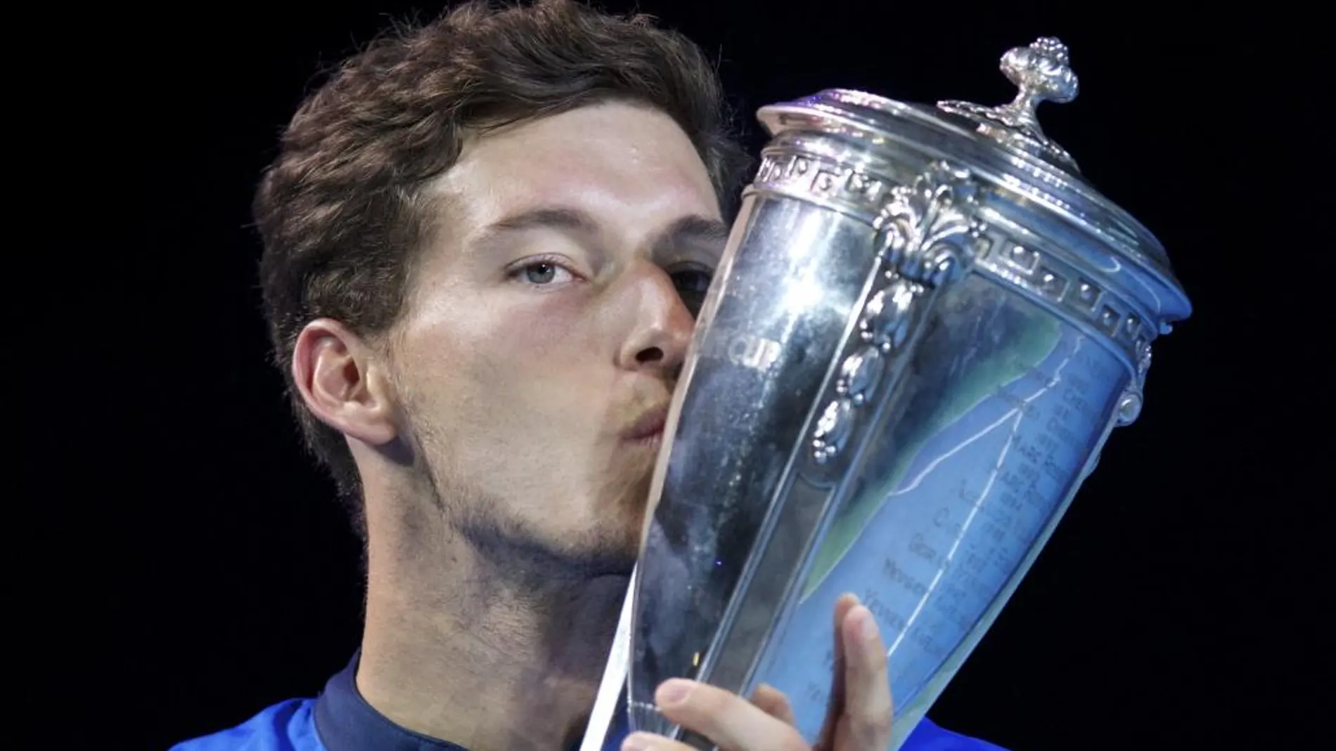 El tenista español besa el trofeo tras vencer en la final del torneo de Moscú