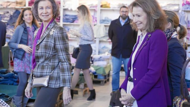 La Reina Emérita, durante su visita al Rastrillo, acompañada por Pina Sánchez Errázuriz
