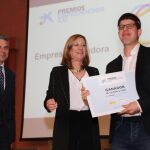 La consejera de Economía y Hacienda, Pilar del Olmo, entrega el galardón a Diego Cuasante de Atlas Innovative Engineering, en presencia del director territorial de CaixaBank, Marc Benhamou