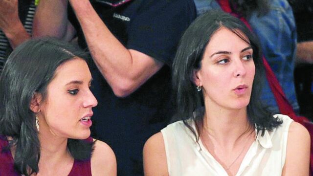 A diferencias de otras crisis a las que ha tenido que hacer frente, esta vez el enemigo de Podemos está dentro de sus propias filas. En la imagen, Rita Maestre e Irene Montero