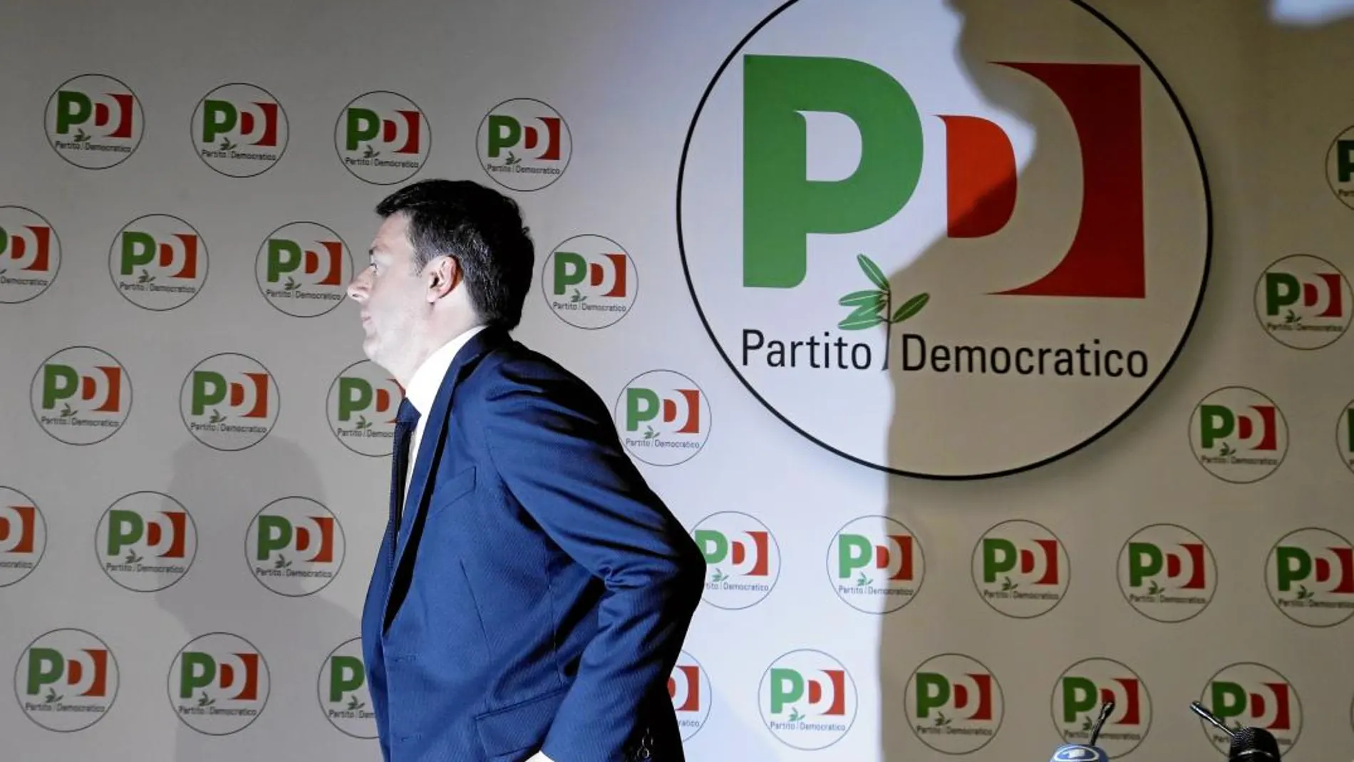 El ex primer ministro Matteo Renzi presentó ayer su dimisión como secretario general del Partido Democrático tras la debacle electoral de la izquierda italiana