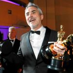El mexicano Alfonso Cuarón posa con las tres estatuillas logradas: mejor película de habla no inglesa, fotografía y director / Reuters