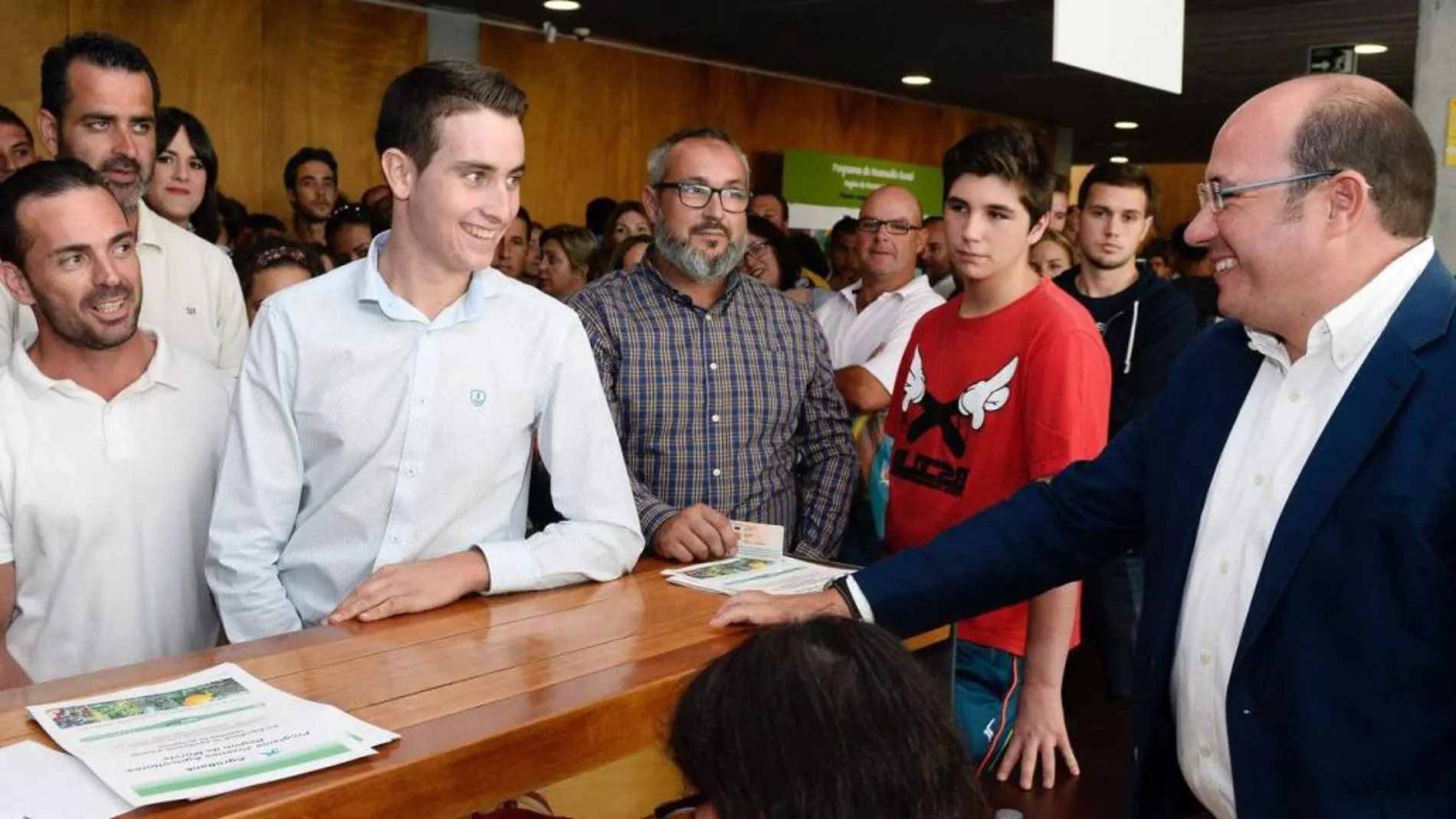 El presidente, Pedro Antonio Sánchez ,(d) junto a algunos de los jóvenes que recibieron la ayuda
