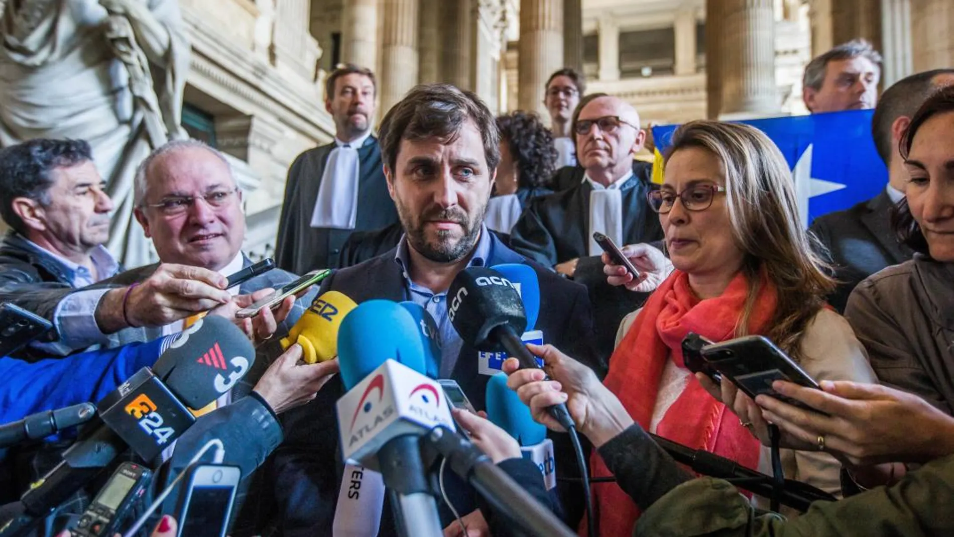 Los exconsejeros catalanes huidos Lluís Puig (2º izq), Toni Comín (c) y Meritxell Serret (2ª dcha) atienden a la prensa tras comparecer ante el juez belga. EFE/ Stephanie Lecocq