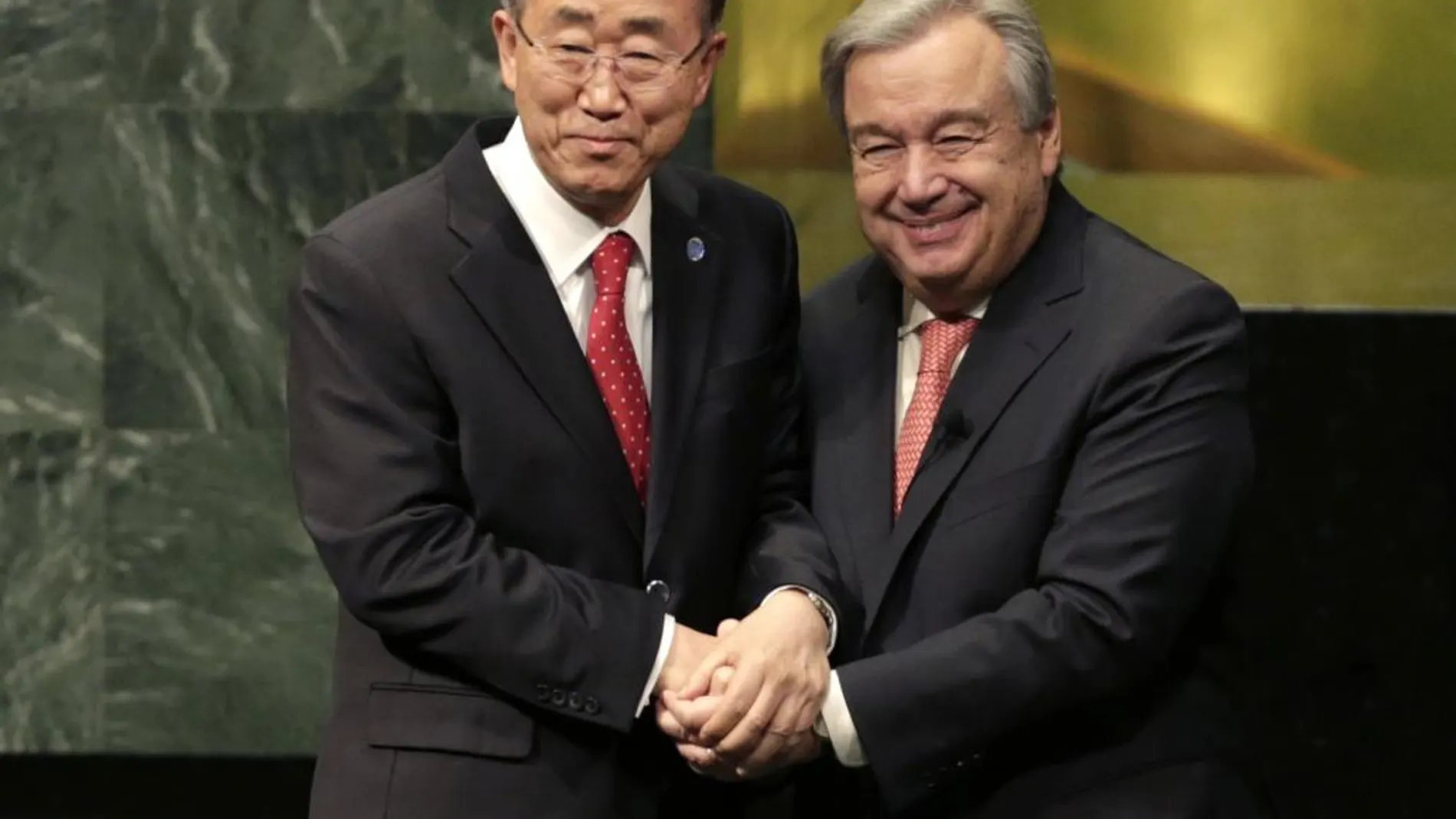 Ban Ki-moon saluda a su sucesor, Antonio Guterres