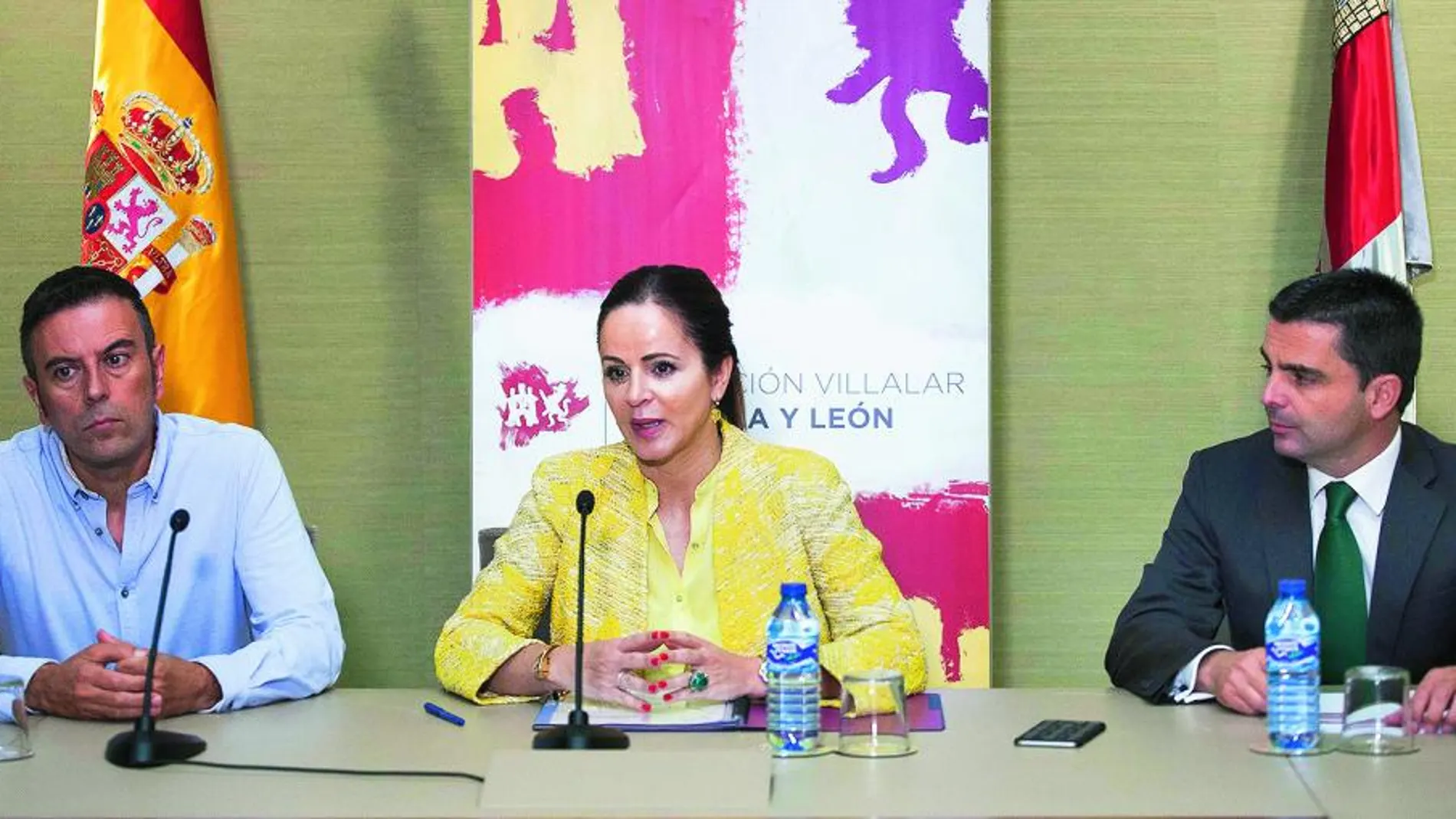 La presidenta de las Cortes y de la Fundación Villalar, Silvia Clemente, junto a Rafael Doctor y Juan Zapatero Gómez-Pallete, en la presentación de las becas de creación artística contemporánea de la Fundación