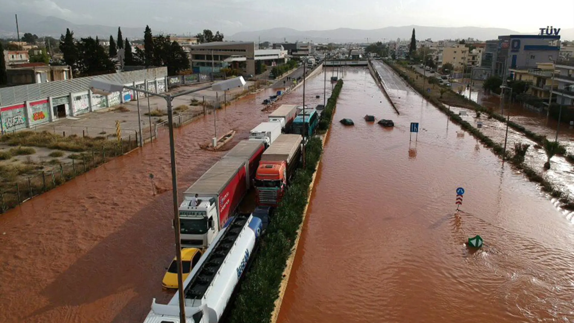 El agua inunda una carretera nacional en Mandra (Grecia)