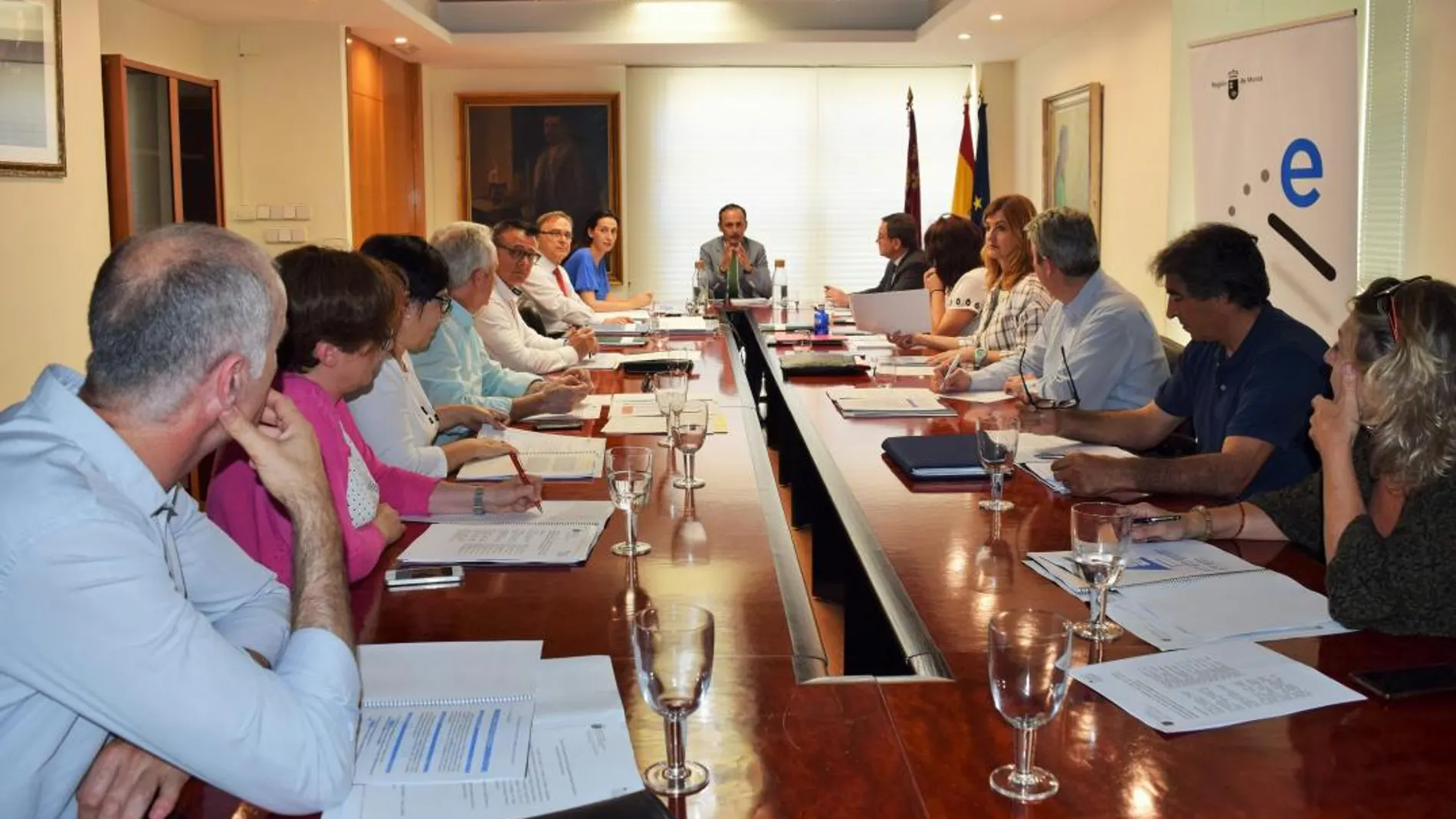 La Razón. Imagen de la reunión del Consejo Asesor de Seguridad y Salud Laboral, presidido por el consejero de Empleo, Universidades, Empresa y Medio Ambiente, Javier Celdrán