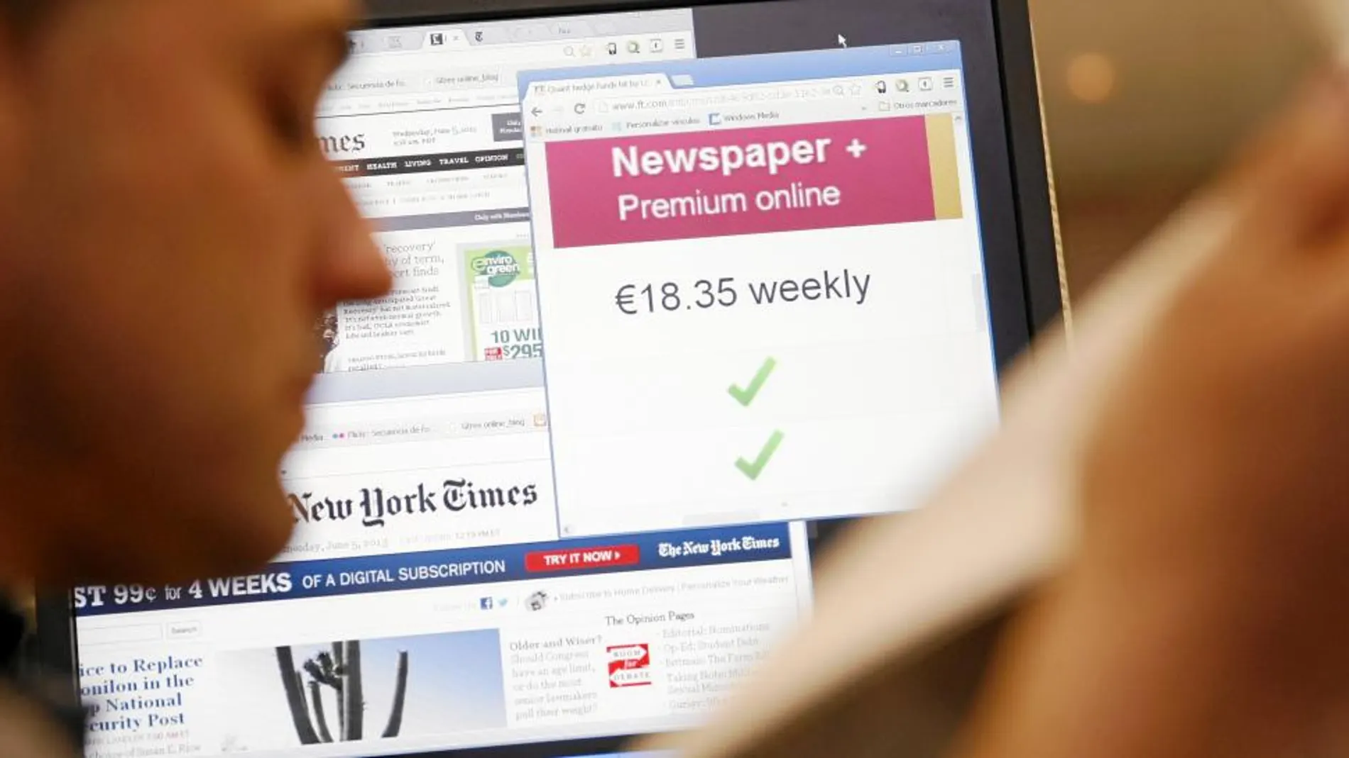 Un lector ve varias páginas digitales de los diarios mientras se abre una pantalla