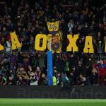 La afición del FC Barcelona muestra sus pancartas /Efe