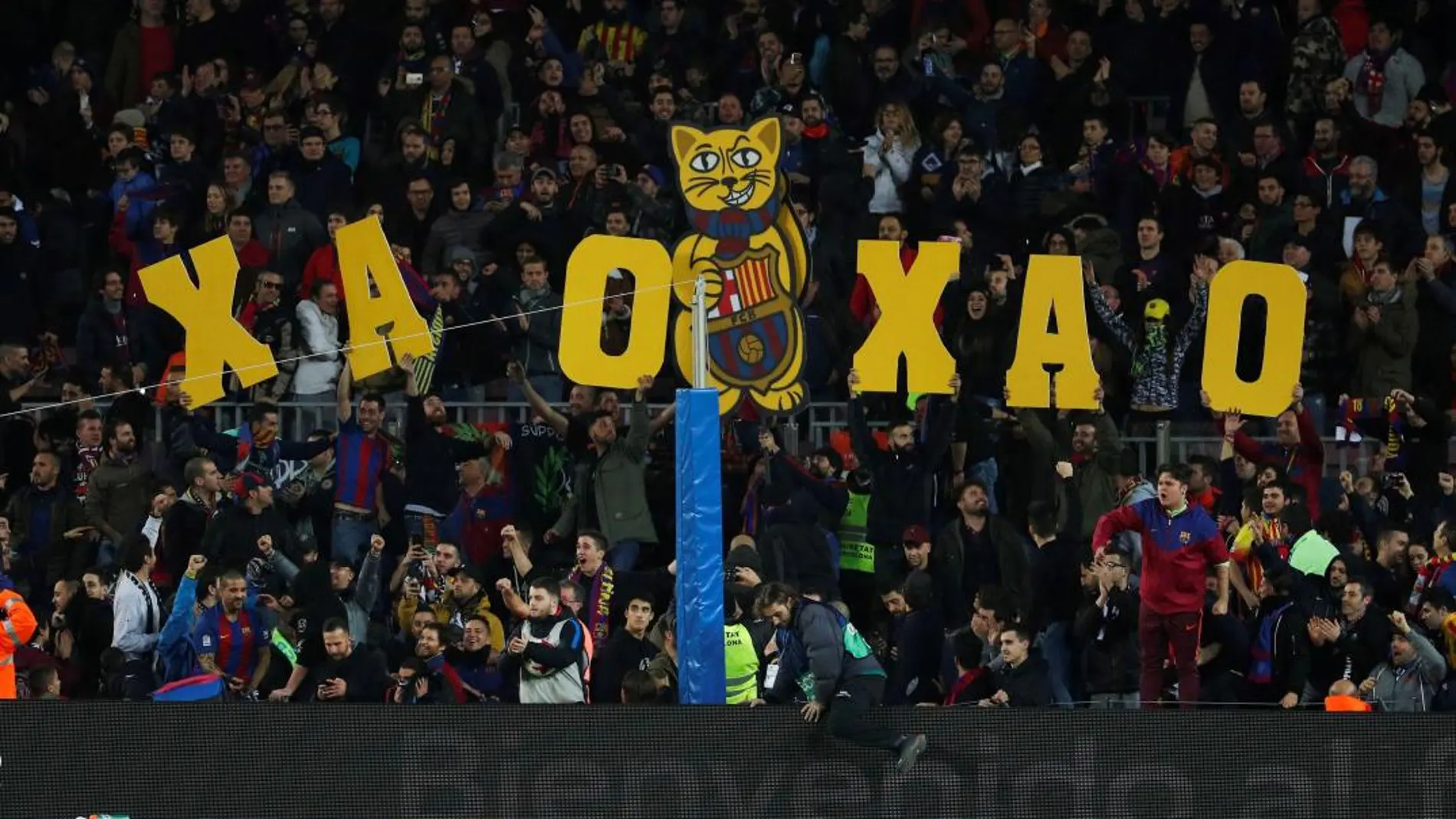 La afición del FC Barcelona muestra sus pancartas /Efe