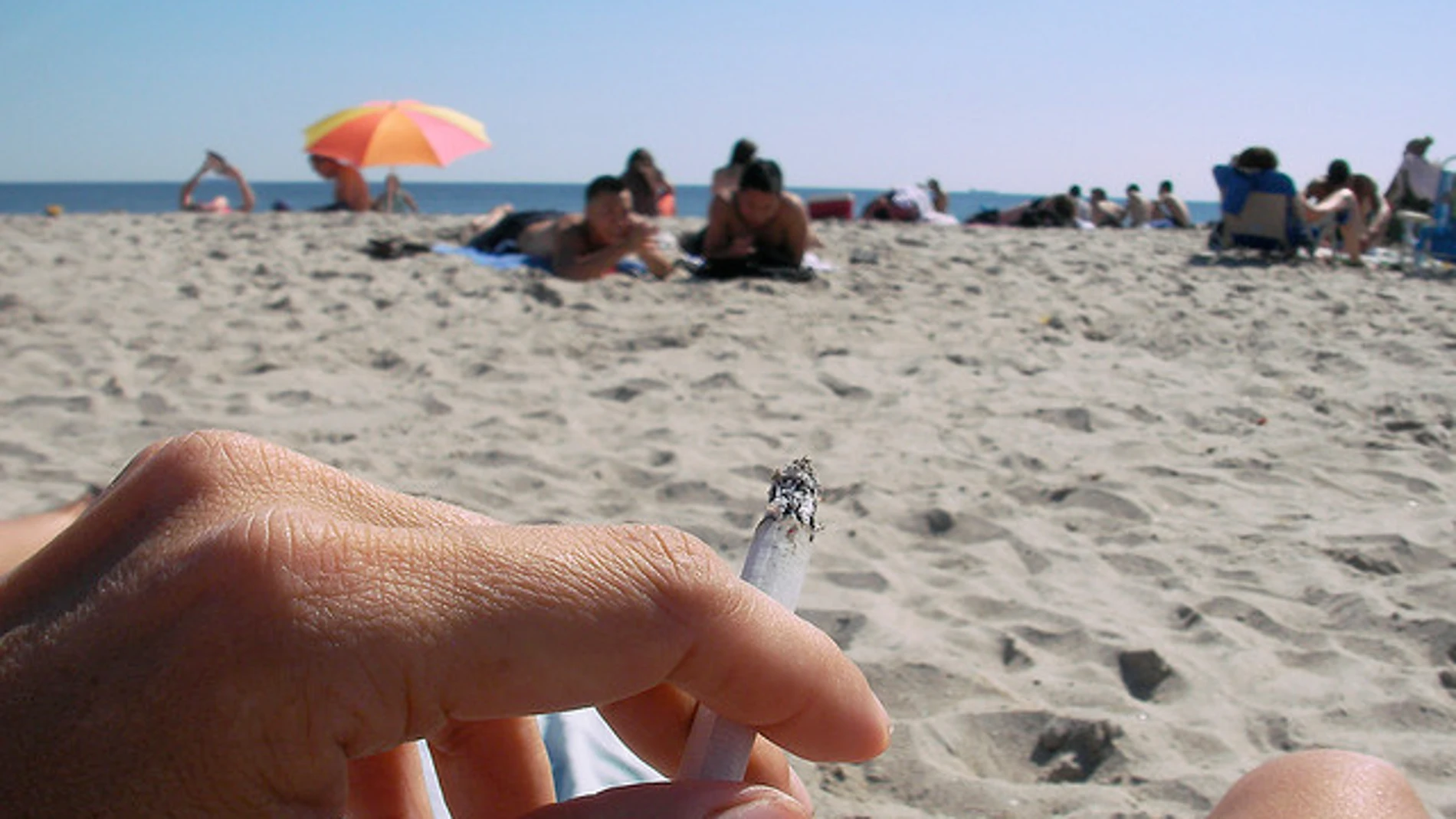 Fumar en la playa puede costar 450 euros