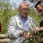 El consejero Jesús Julio Carnero conversa con unos agricultores