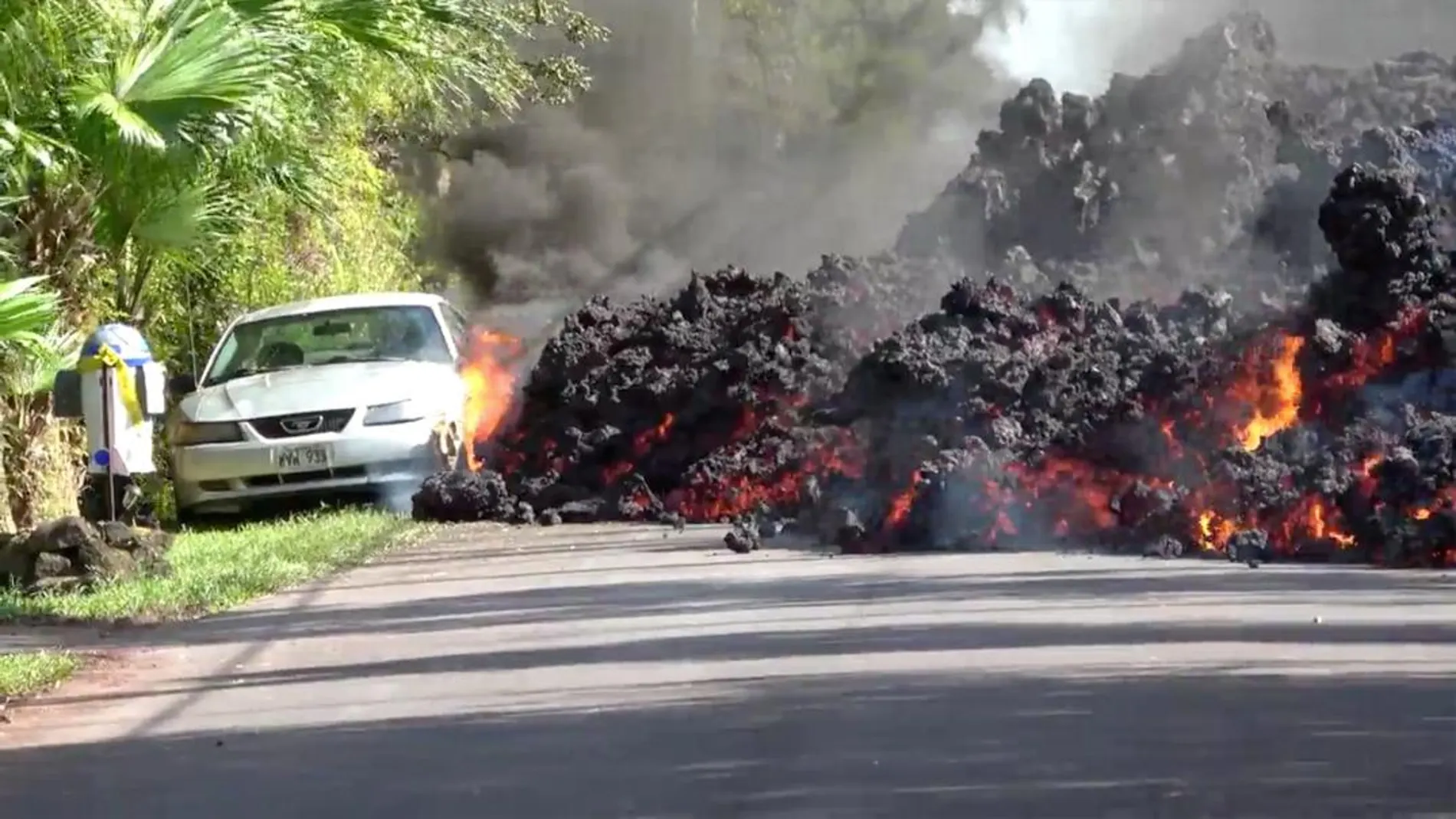 Nada más entrar en contacto la lava con el coche, empezó a arder, comenzando por los neumáticos hasta que el fuego se expandió por todo el vehículo / YouTube