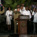 El presidente de Cuba, Raúl Castro (i), durante una ceremonia de despedida a Fidel Castro, en la Plaza de la Revolución Antonio Maceo de Santiago de Cuba (Cuba).