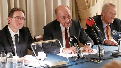 Miquel Roca (en el centro) presentó ayer el informe anual de la SEBAP acompañado de Jaume Giró y Vicenç Oller