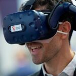 Un visitante se pueba unas gafas de realidad virtual en el MWC /Efe