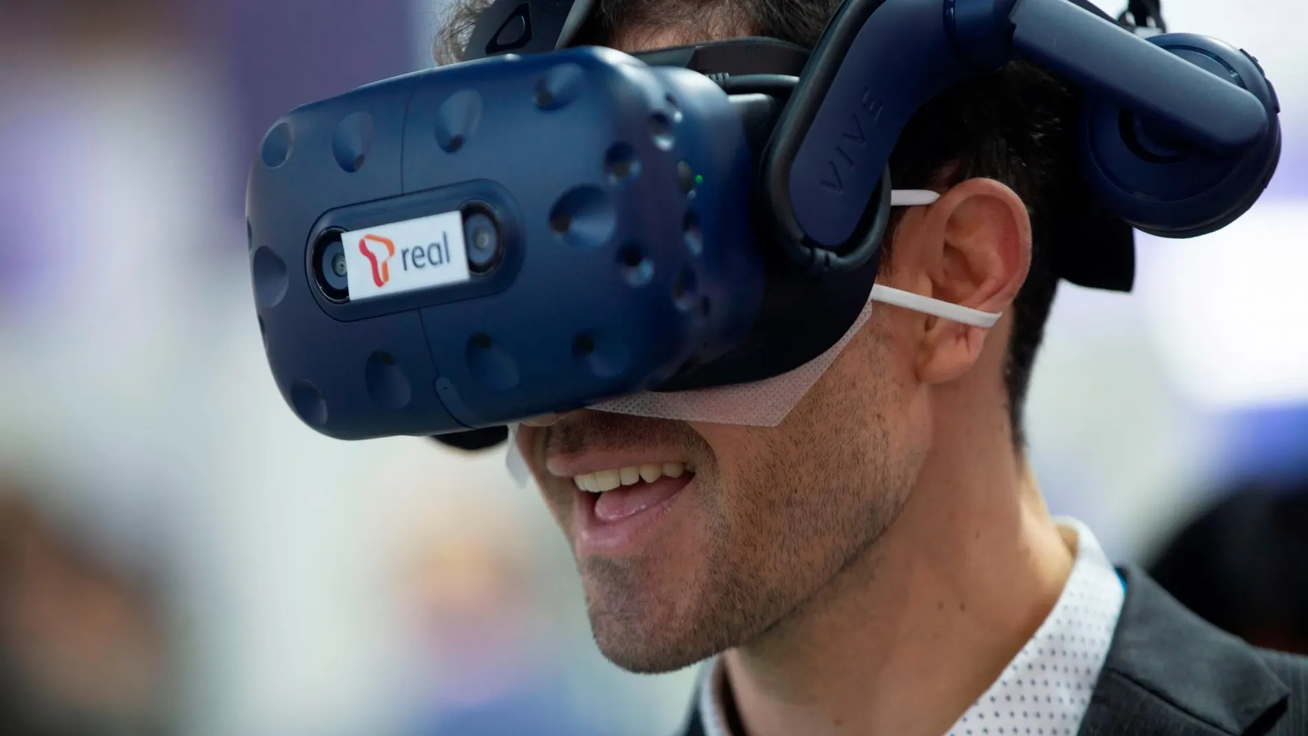 Un visitante se pueba unas gafas de realidad virtual en el MWC /Efe