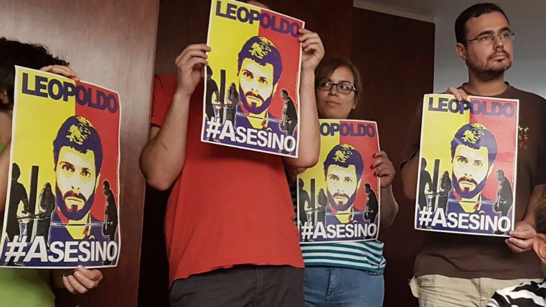 Miembros de la CUP irrumpen en un acto municipal y cargan contra Leopoldo López.