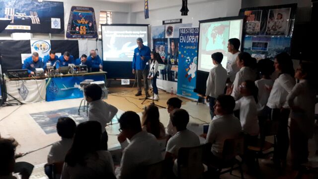 Alumnos de primaria del colegio Nuestra Señora del Carmen de Torre de la Reina, pedanía de Guillena, hablaron con uno de los astronautas de la Estación Espacial Internacional de la NASA / Foto: La Razón
