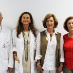 Los médicos del Hospital del Vinalopó, de Ribera Salud, con los directivos de Amacmec