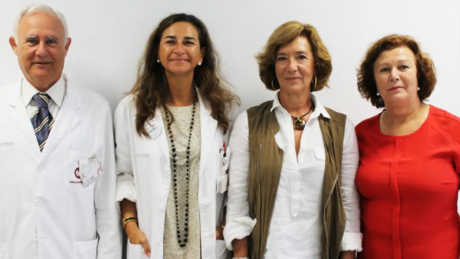 Los médicos del Hospital del Vinalopó, de Ribera Salud, con los directivos de Amacmec