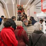 Riada de gente en un centro comercial de Valladolid