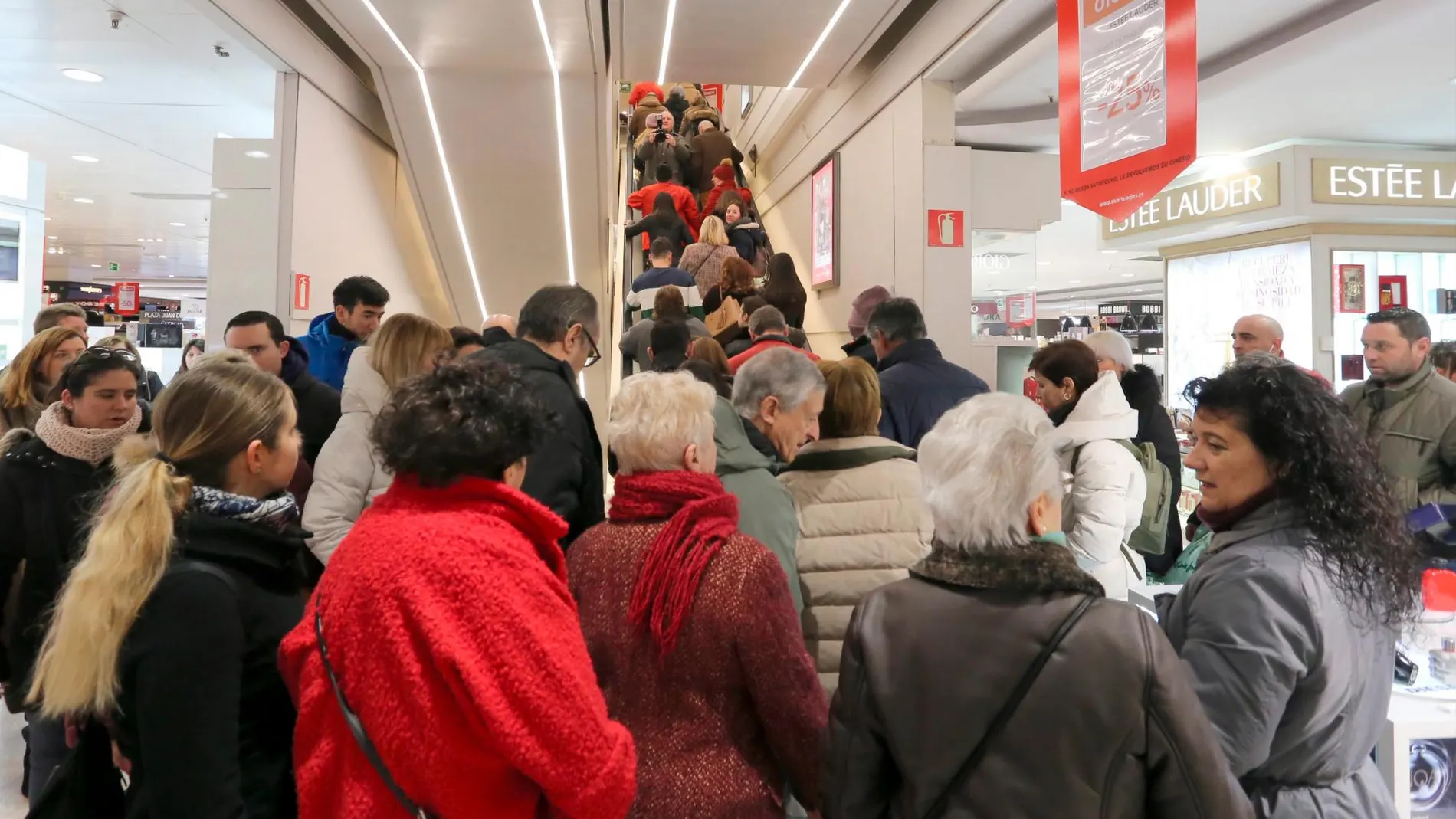 Riada de gente en un centro comercial de Valladolid