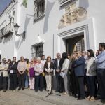Cientos de personas ha acompañado a la corporación municipal en la concentración a mediodía ante el Ayuntamiento de Olivares (Sevilla) en repulsa por el asesinato de Estefany González