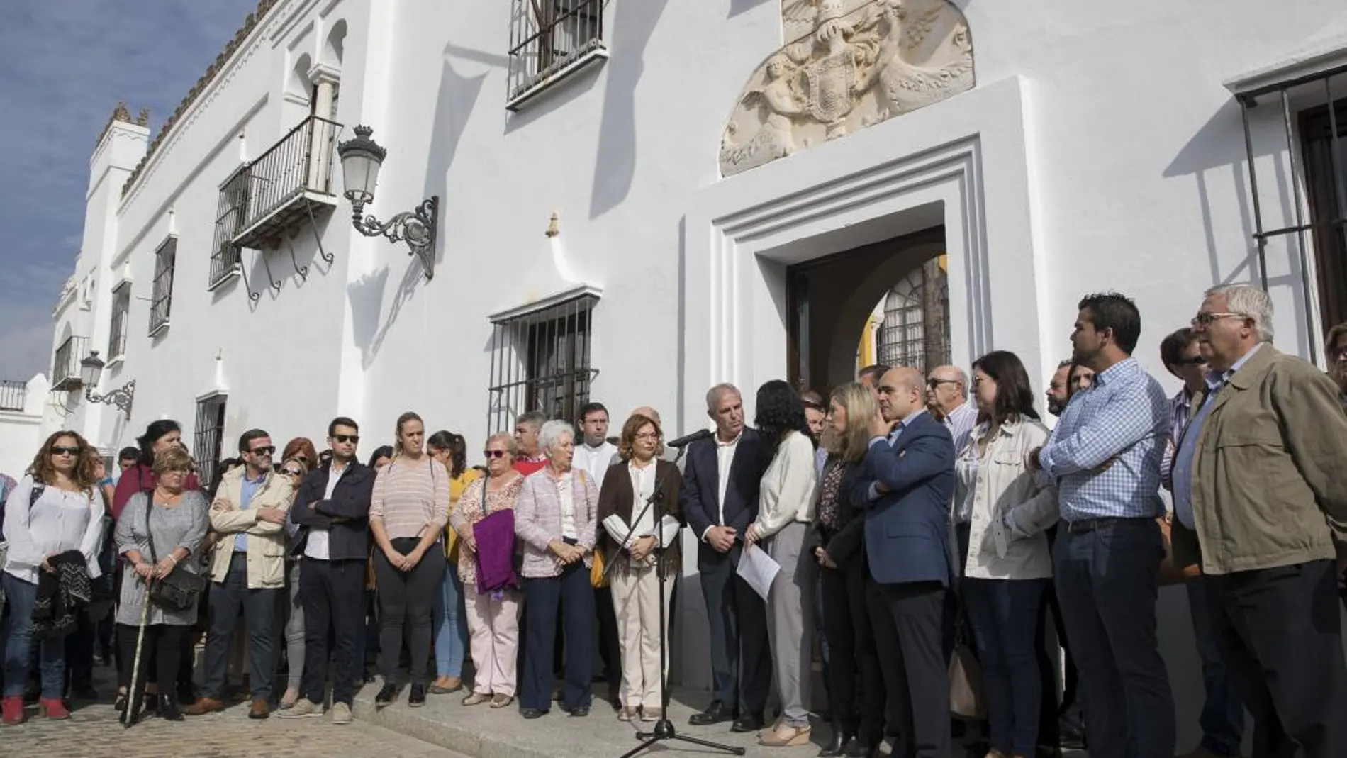 Cientos de personas ha acompañado a la corporación municipal en la concentración a mediodía ante el Ayuntamiento de Olivares (Sevilla) en repulsa por el asesinato de Estefany González