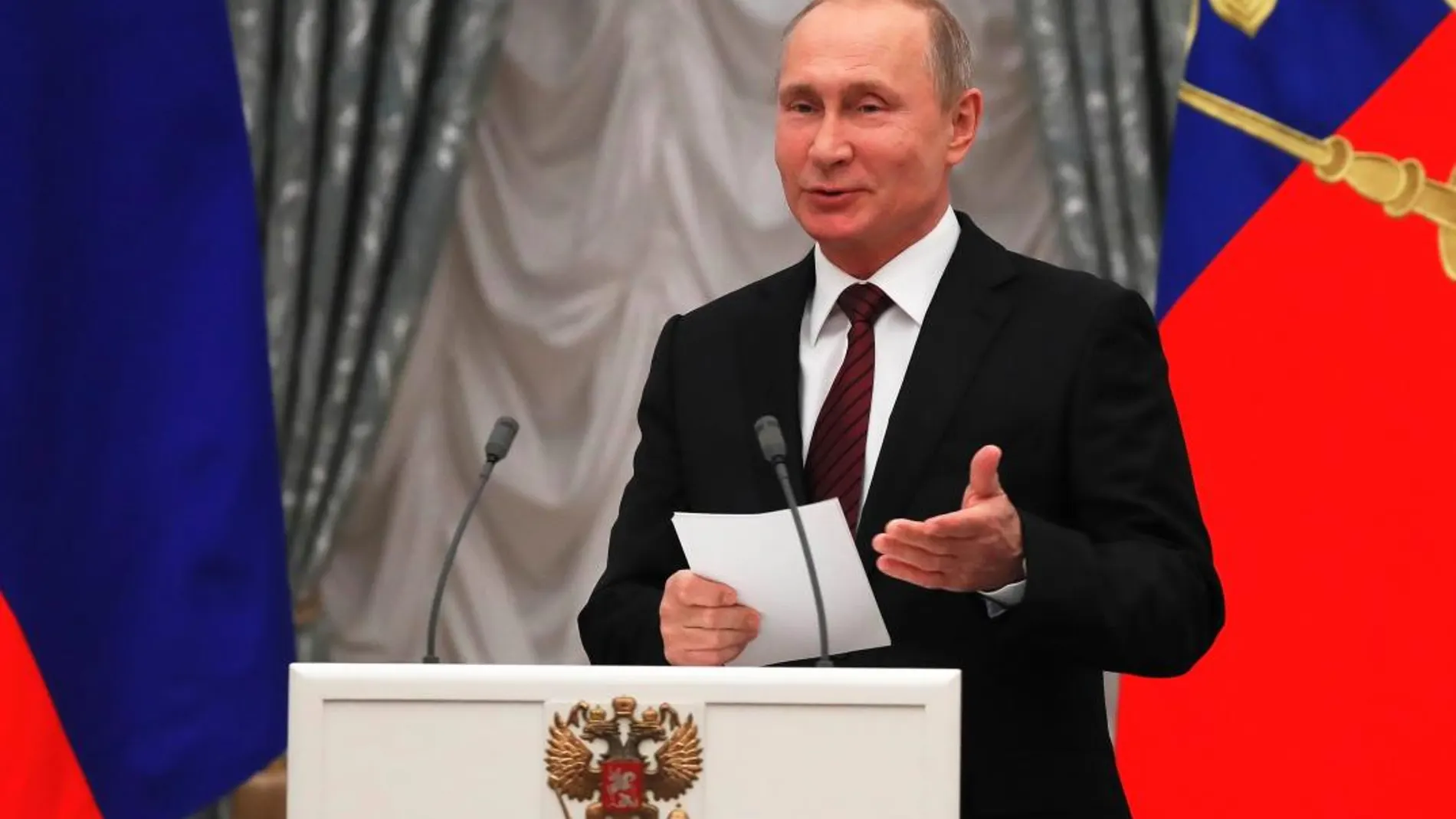El presidente ruso, Vladímir Putin, ofrece un discurso durante la ceremonia de presentación de los Premios Logros de Estado en Derechos Humanos y Trabajos Caritativos, en el Kremlin de Moscú (Rusia) ayer