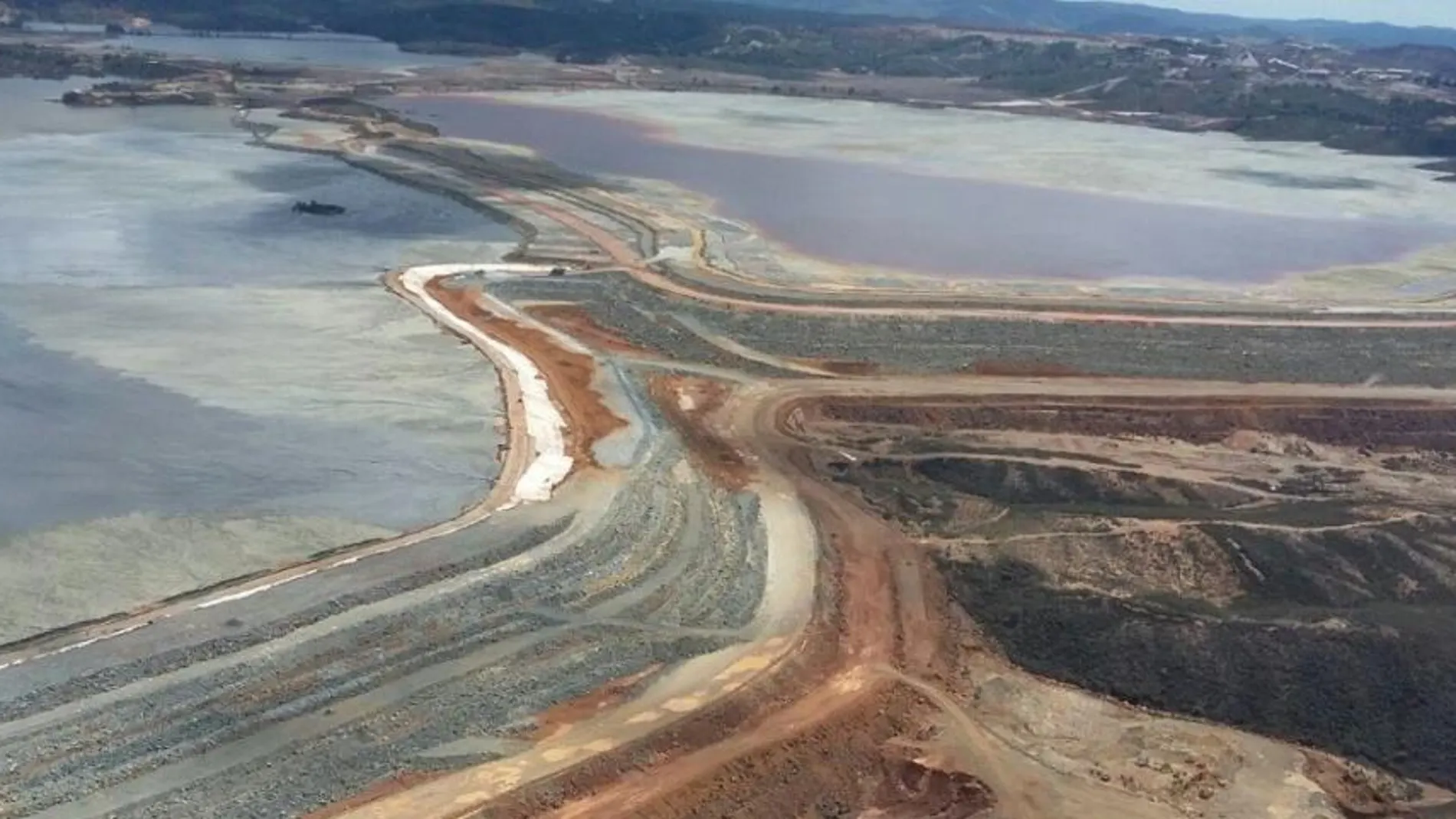 Vista aérea de la zona de las balsas vinculadas a la mina onubense de Riotinto